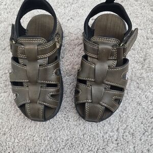 Kids Closed-Toe Sandals in Brown with Secure Strap